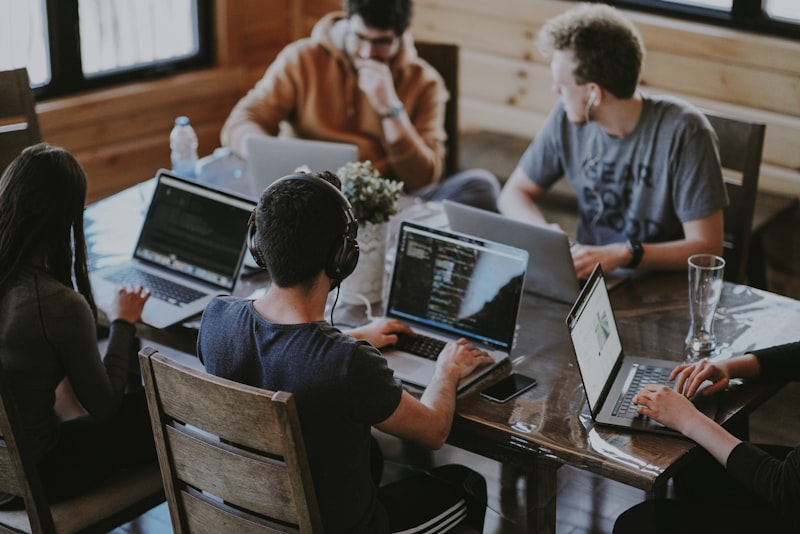 Equipo de profesionales editando vídeos